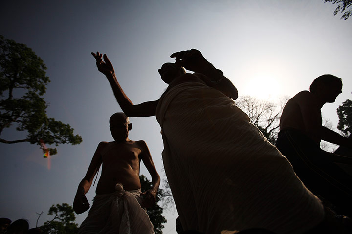 24 hours in pictures: Devotees prepare to take a holy dip at the Matathirtha, Kathmandu