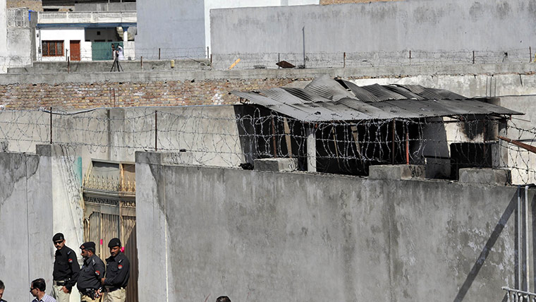 Pakistan : Police stand guard outside a compound at the hideout of Osama bin Laden 