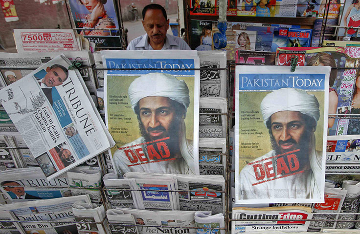 Pakistan : A roadside vendor sells newspapers about Osama bin Laden, in Lahore