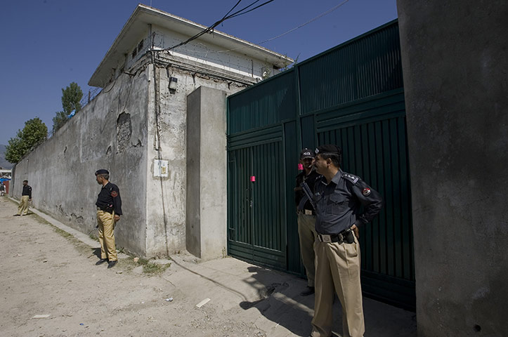 Pakistan : Police officers secure the perimeter, with a sealed gate into the compound