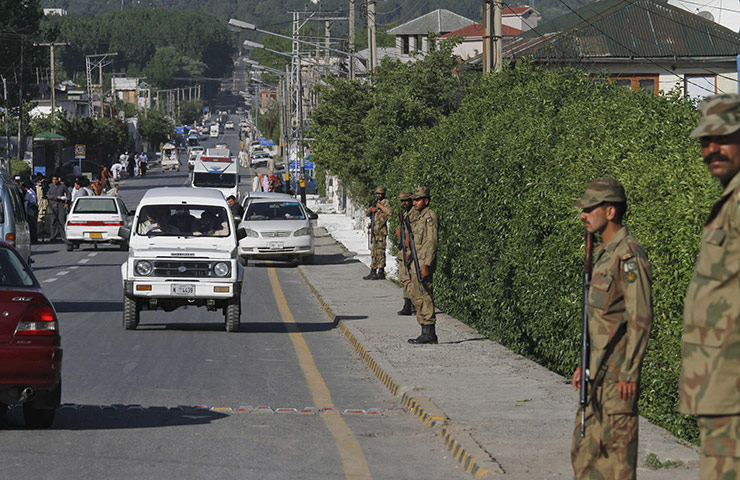 Pakistan : Pakistan army soldiers stand guard near the compound