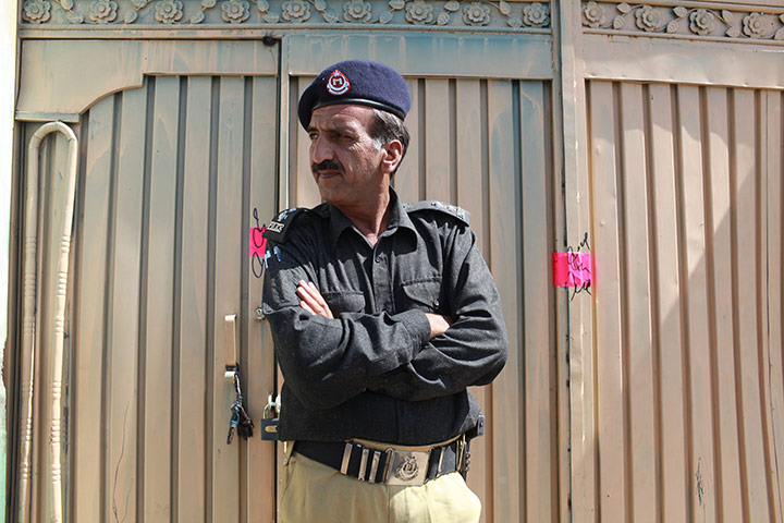 Pakistan : A police man outside the sealed front gate