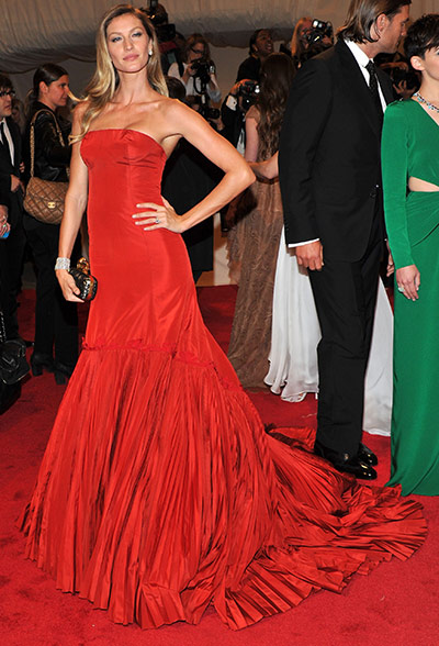 Model Gisele B ndchen wore a red dress from McQueen's AW 2005 collection