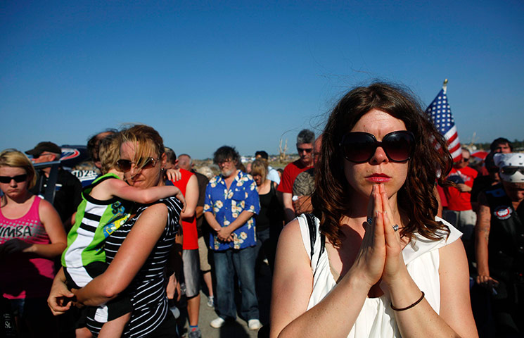 Obama in Joplin: Moment of silence during a ceremony marking a week since a tornado hit