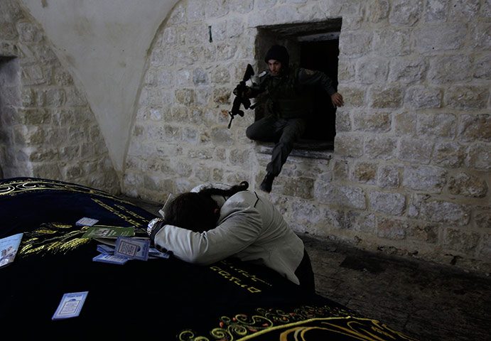 24 hours in pictures: Israeli border policeman enters Joseph's Tomb in Nablus