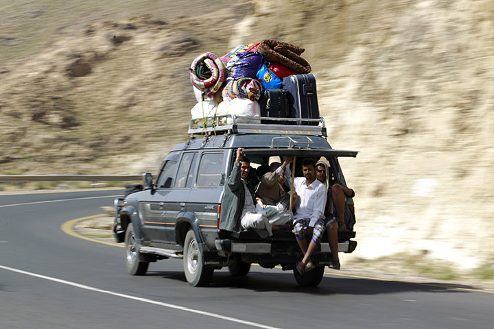 Yemen: People flee Sana'a with their belongings