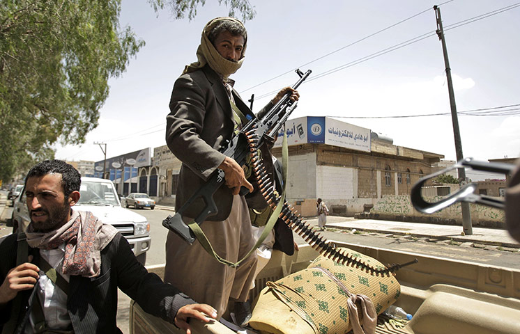 Yemen: Armed Yemeni tribesmen