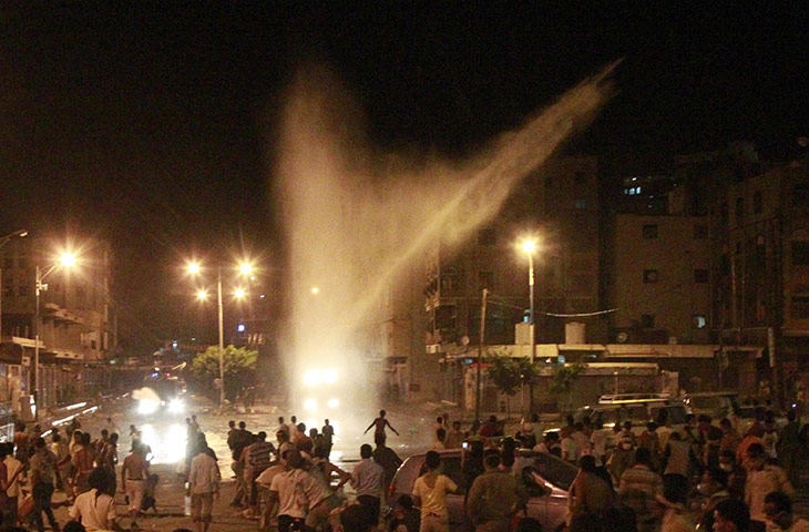 Yemen: police use water cannons