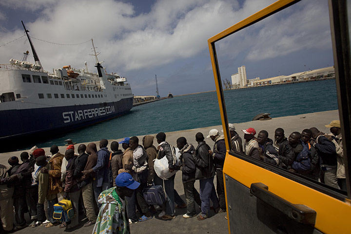 24 hours in pictures: Migrant workers fleeing fighting in Libya