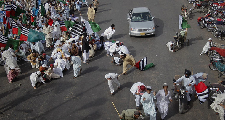 24 Hours in Pictures: Demonstrators flee in Karachi