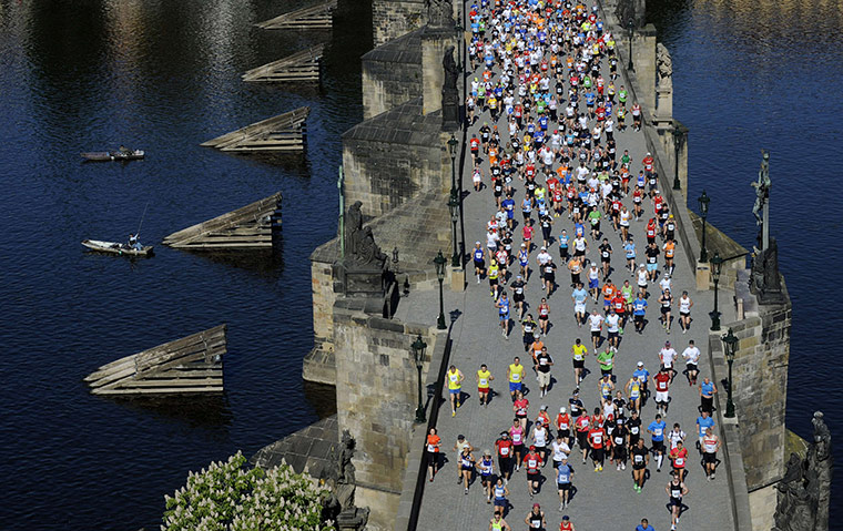 24 hours in pictures: Competitors of Prague's Marathon run across the Charles Bridge