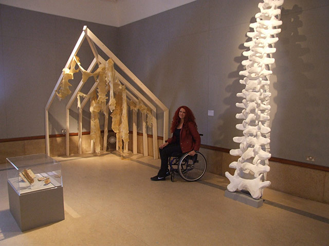 Artist Lisa Gunn: Lisa Gunn with her sculptures