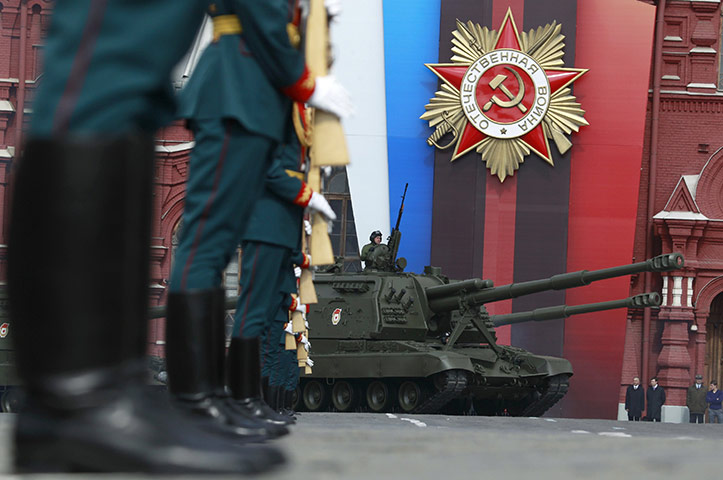 moscow vicotory day  : Self propelled artillery moves into Red Square 