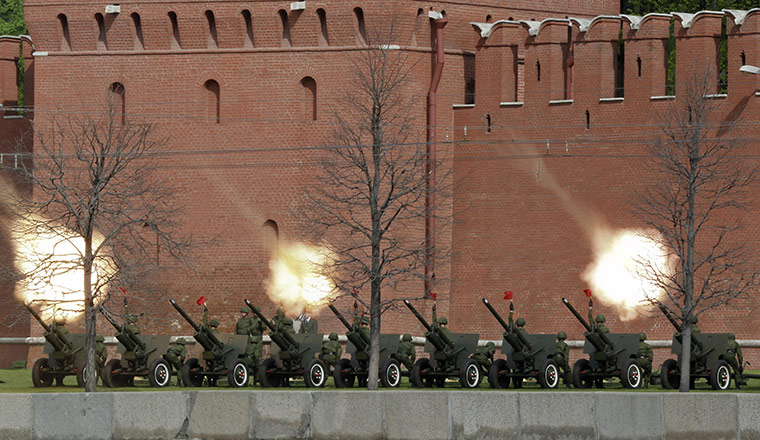 moscow vicotory day  : Guns are fired on the embankment of the Moskva river 