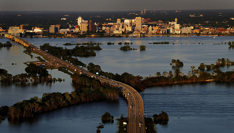 Memphis floods: rising Mississippi River 