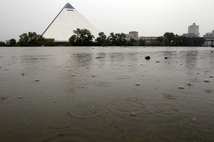 Memphis floods: swollen Mississippi River