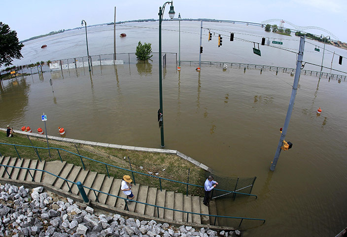 Memphis floods: People take a look at Mississippi River floodwaters