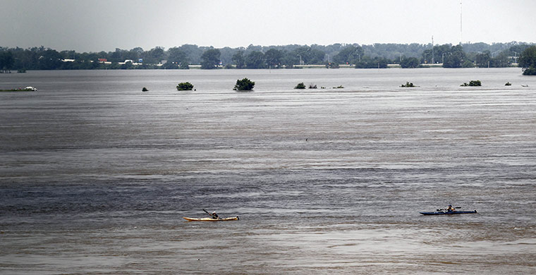 Memphis floods: Two kayaker's paddle down the Mississippi River 