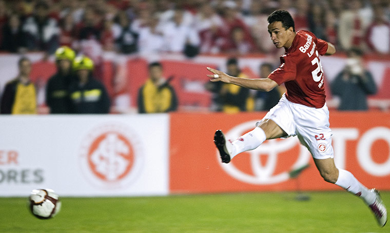 Top 50 transfer targets: Internacional's Leandro Damiao shoots and scores against Chivas