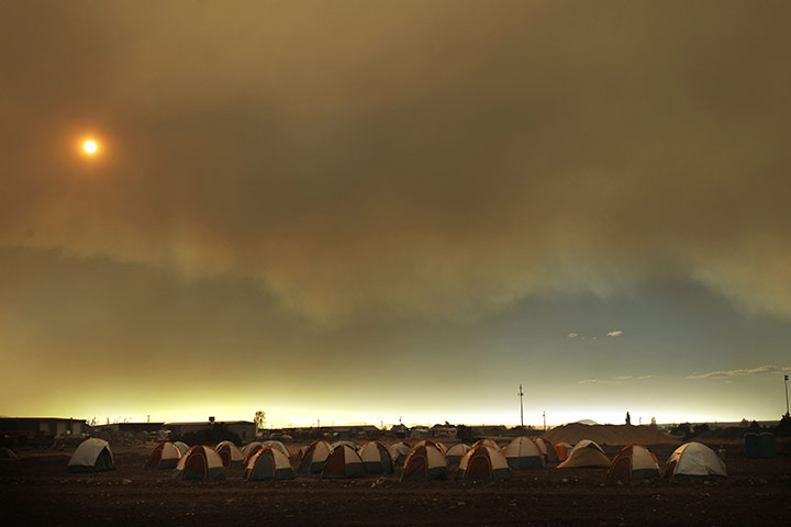 Arizona Wildfire: Smoke from the Wallow Fire fills the sky over tents
