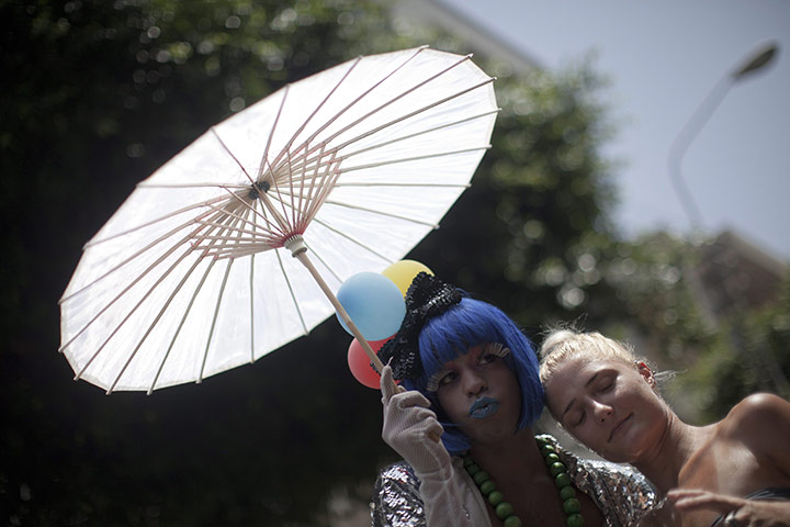 Gay Pride in Tel Aviv: A drag queen and a young women embrace