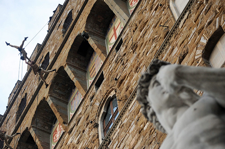 24 hours in pictures: dance on facade of palazzo vecchio, florence