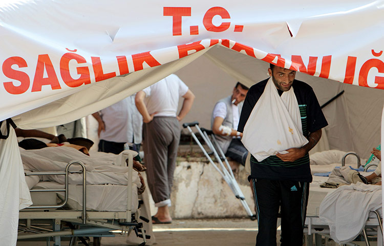 syrian refugees: Wounded Syrian refugees in Turkey