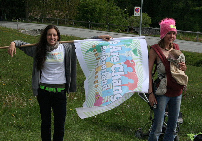 Bilderberg: Anti-globalisation protestors hold flags