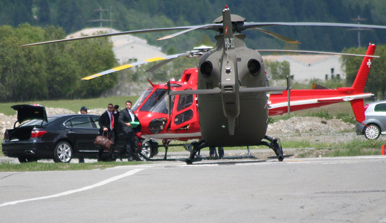 Bilderberg: Two helicopters prepare for take off