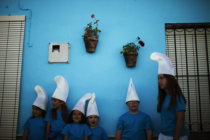 24 hours: Children dressed up as smurfs 