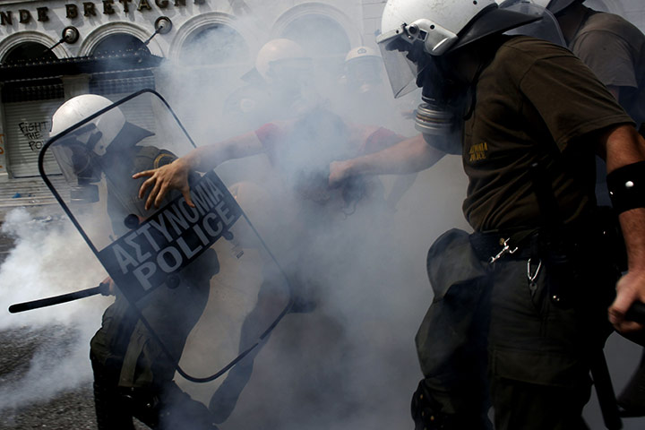 24 hours: Riot police arrest a protestor  in Athens