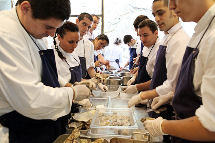 El Bulli: Ten chefs prepping oysters