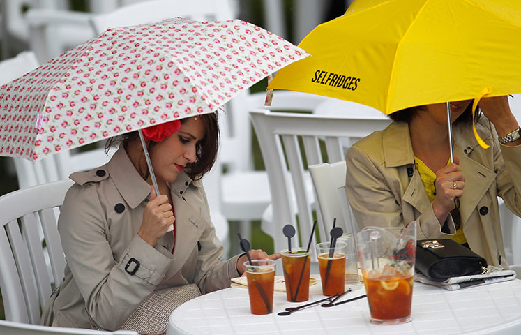 Ascot day 5: Racegoers shelter from the rain