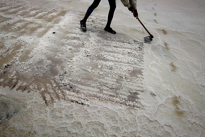 24 hours in pictures: salt pan in pakistan 