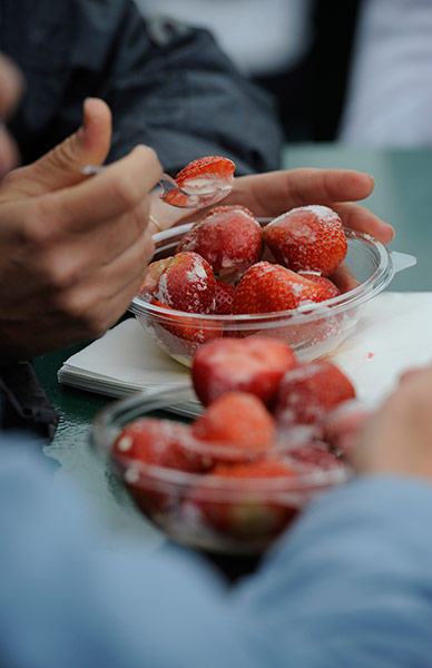 Wimbledon day 3: Spectators tuck into strawberries and cream at Wimbledon