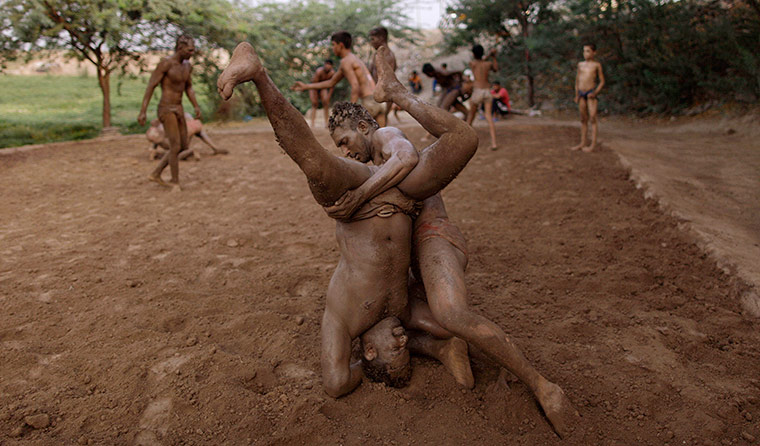 24 hours pictures: Pakistani Kushti wrestlers fight
