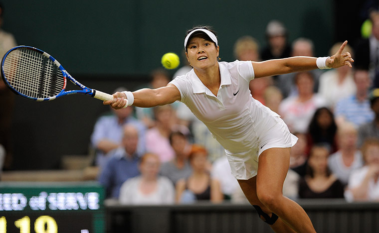 Wimbledon day 4: Li Na stretches to reach a shot