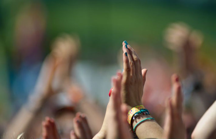 Glastonbury Day 3 : Glastonbury 2011: Clapping
