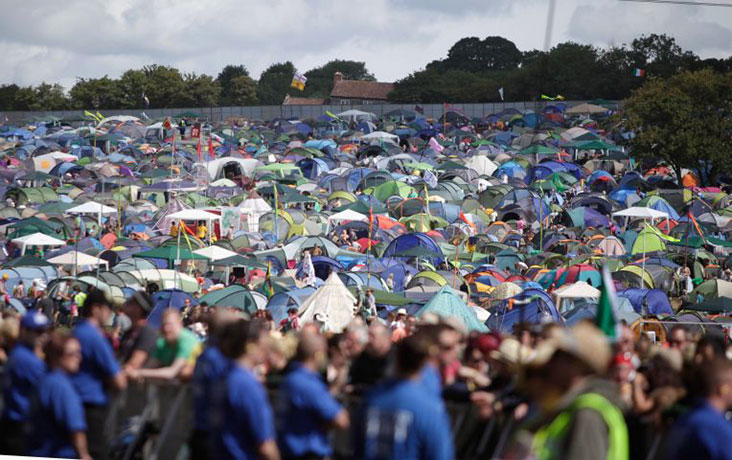 Glastonbury Day 3 : Glastonbury 2011: walking