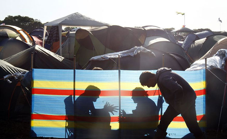 Glastonbury Day 3 : Glastonbury 2011: wind break