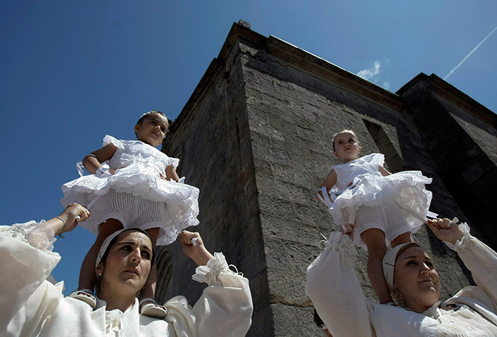 24 hours in pictures: Girls dance on the shoulders of women during the 