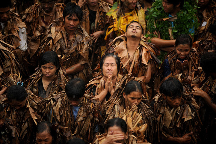 24 hours in pictures: Mass during a religious festival in Aliaga