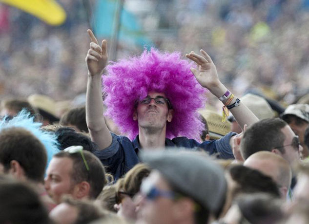 Glastonbury day 3: Glastonbury 2011: purple wig