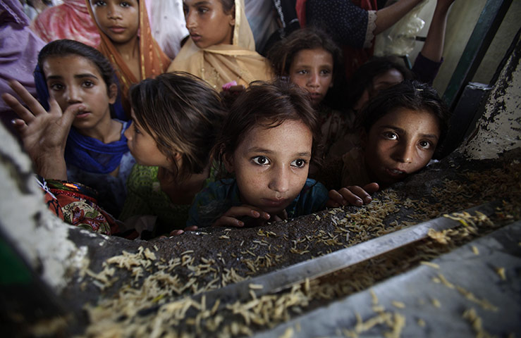 24 Hours In Pix: Pakistan food aid