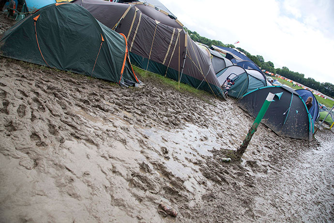 Glastonbury Day 4: Glastonbuey 2011: mud slide
