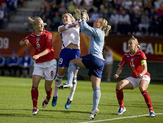 women's football2: Finland's Essi Sainio (2nd L) and Englan