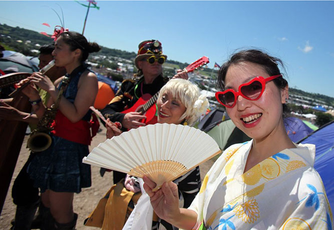 Glastonbury day 5 : Glastonbury 2011: Fan