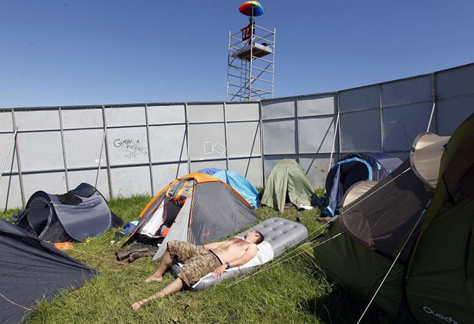 Glastonbury day 5: Glastonbury 2011: sunbathing