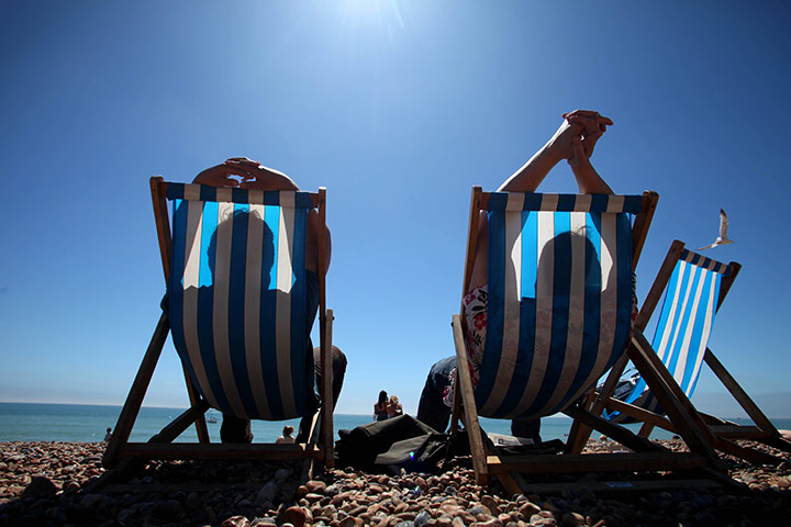 Hot Weather: People enjoy the hot weather on Brighton beach