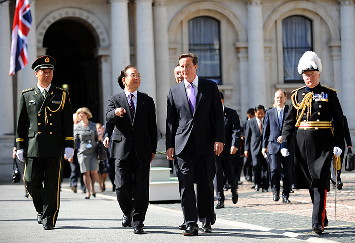 Wen Jiabao in UK: Wen Jiabao walks with British counterpart David Cameron
